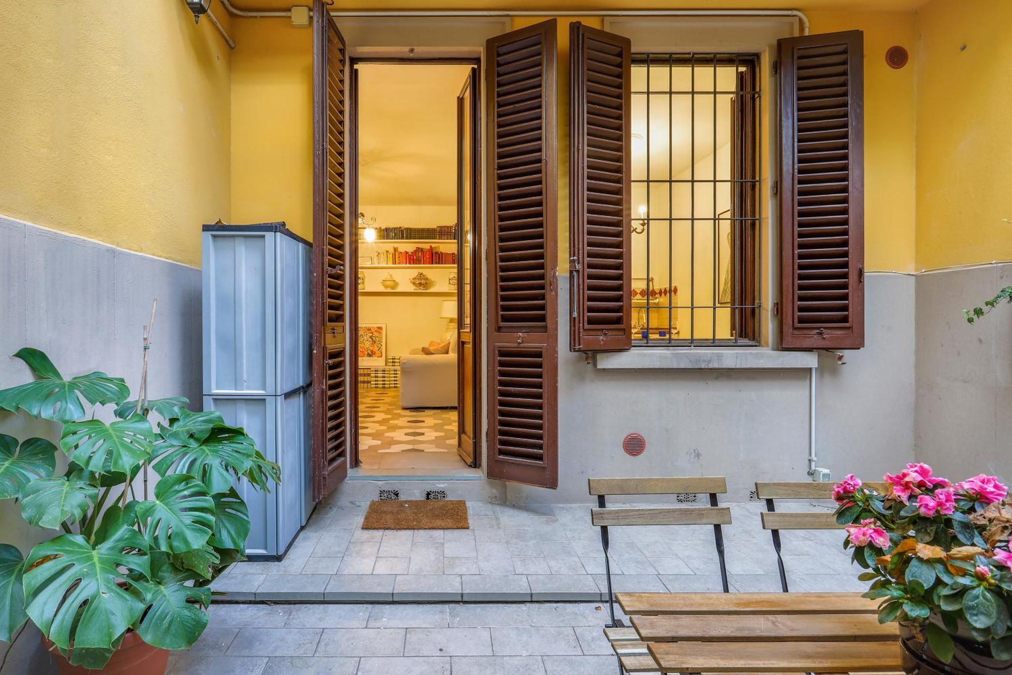 One-bedroom With Patio * Florencia